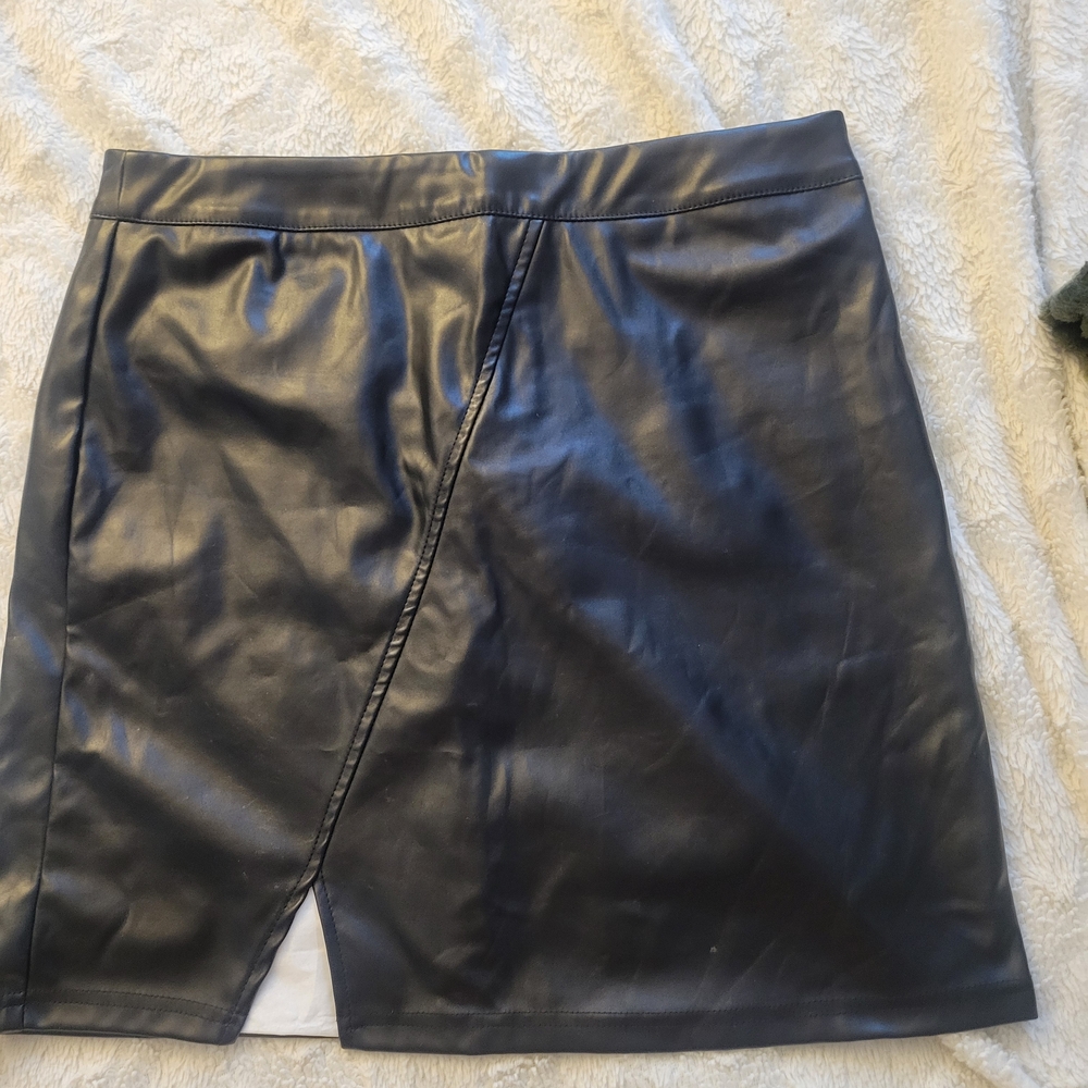Elegant Black Leather Pencil Skirt